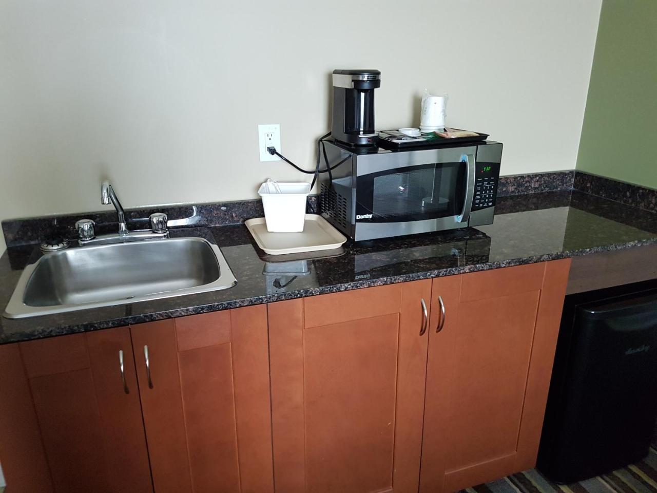 Super 8 By Wyndham Hardisty Hotel Luaran gambar